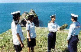 两个姑娘两个兵