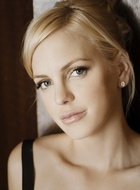 Anna Faris (3 episodes, 2007)