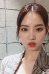 殷彩雅