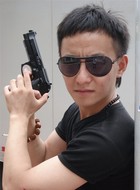 白衣男子