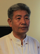 废墟老人