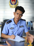 警察乙