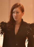 黑衣女