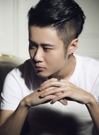 工作人员B