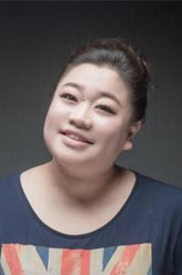 黑衣女