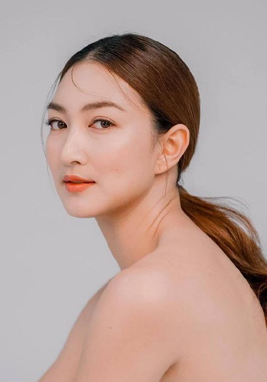 卡曼妮&middot;耶美肯