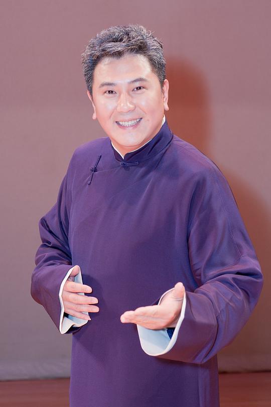 侯冠群